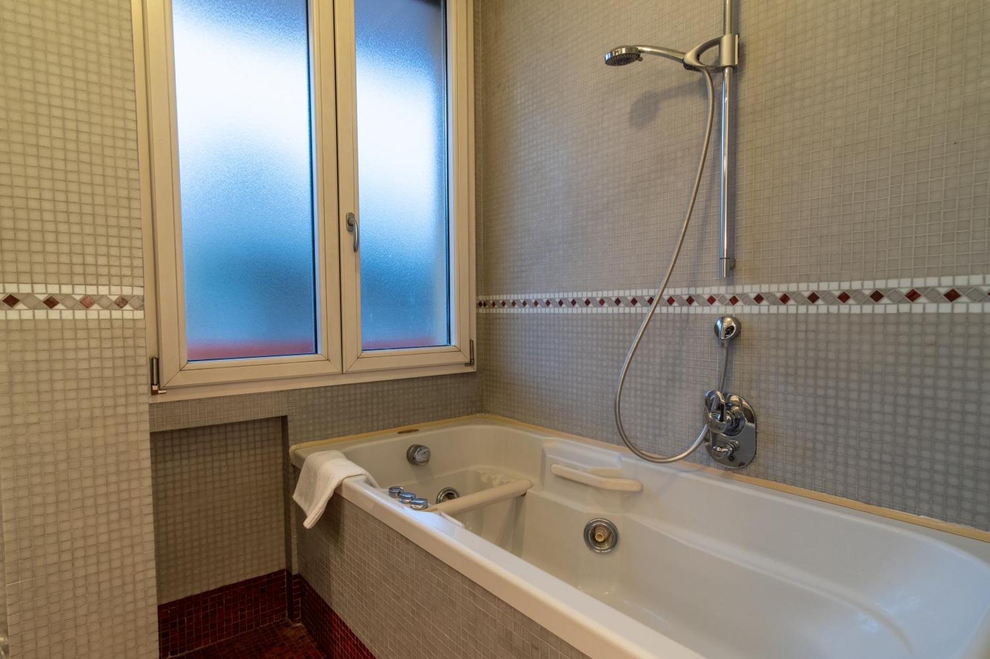 Attic With Terrace And Jacuzzi - Luxury Apartment Roma Ngoại thất bức ảnh
