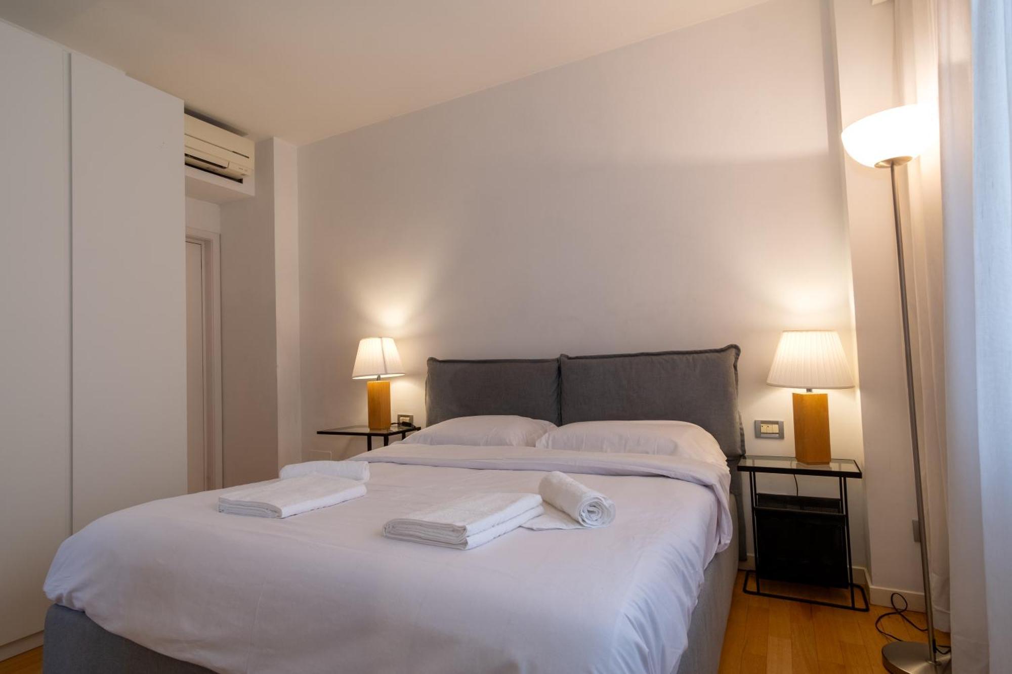 Attic With Terrace And Jacuzzi - Luxury Apartment Roma Ngoại thất bức ảnh