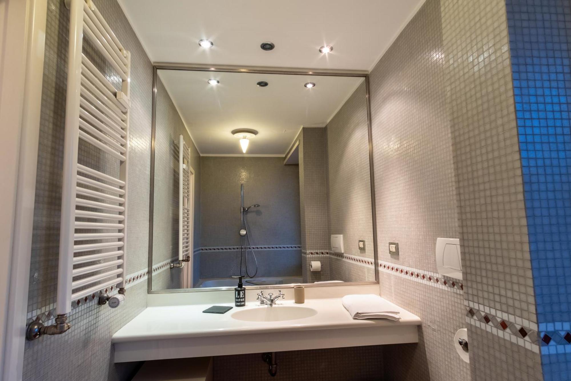 Attic With Terrace And Jacuzzi - Luxury Apartment Roma Ngoại thất bức ảnh