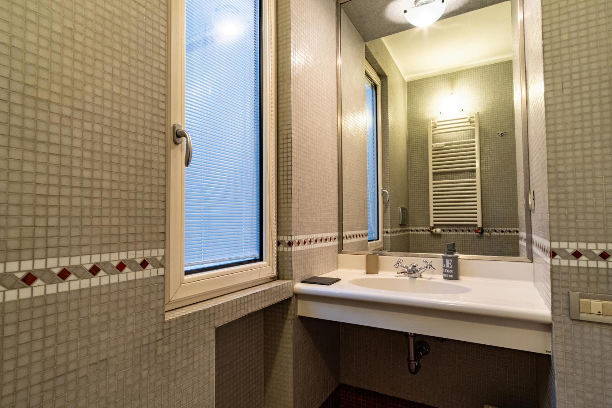 Attic With Terrace And Jacuzzi - Luxury Apartment Roma Ngoại thất bức ảnh